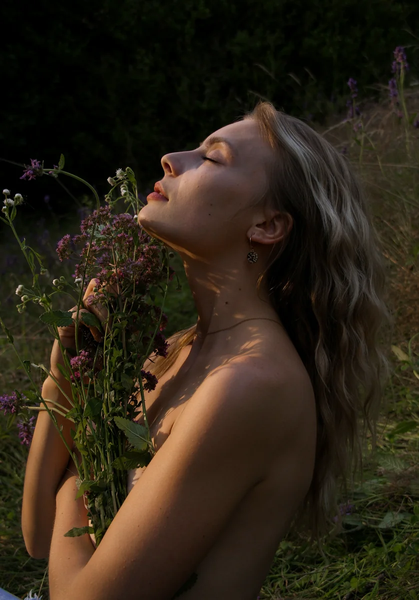 assets/13-woman-flowers