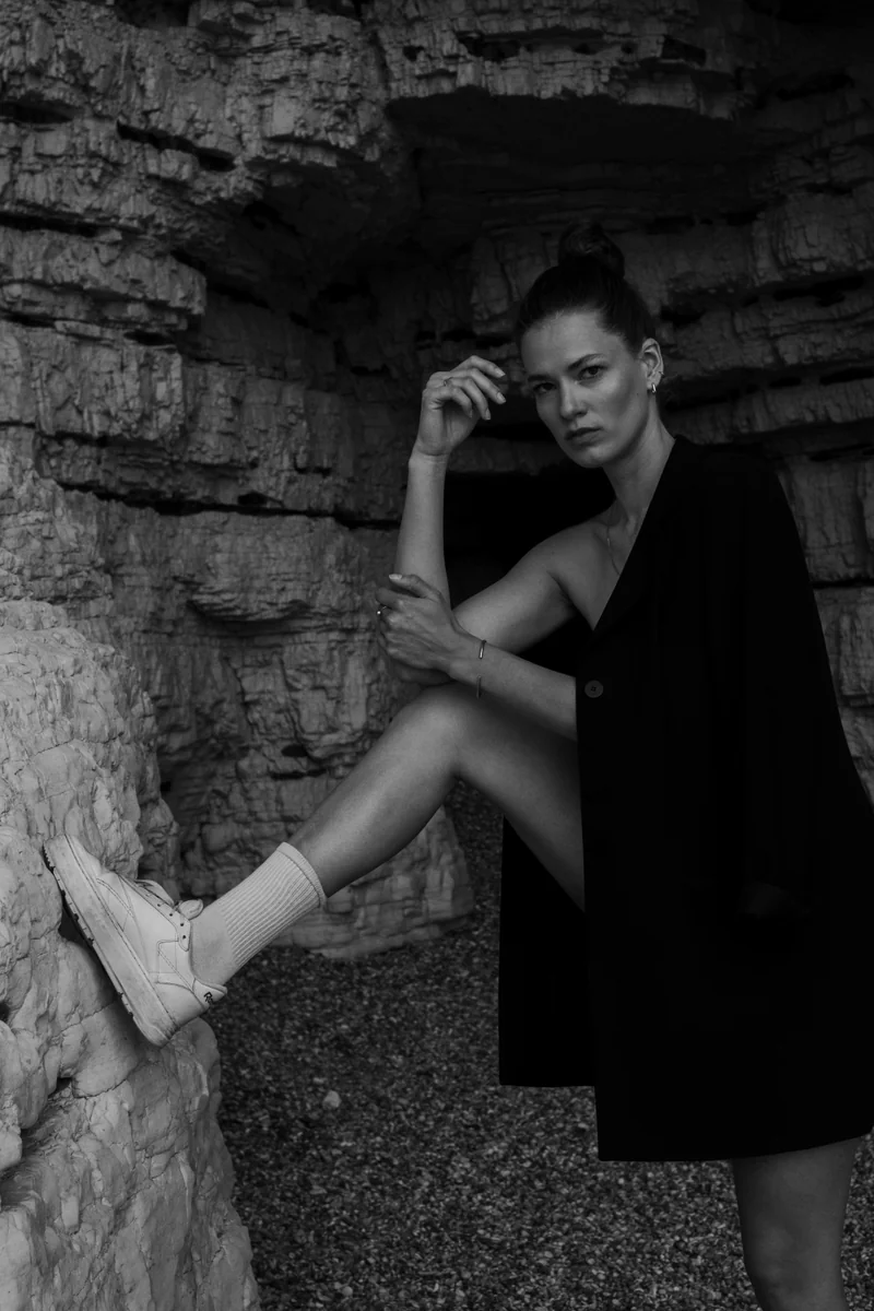 assets/5-woman-beach-bw