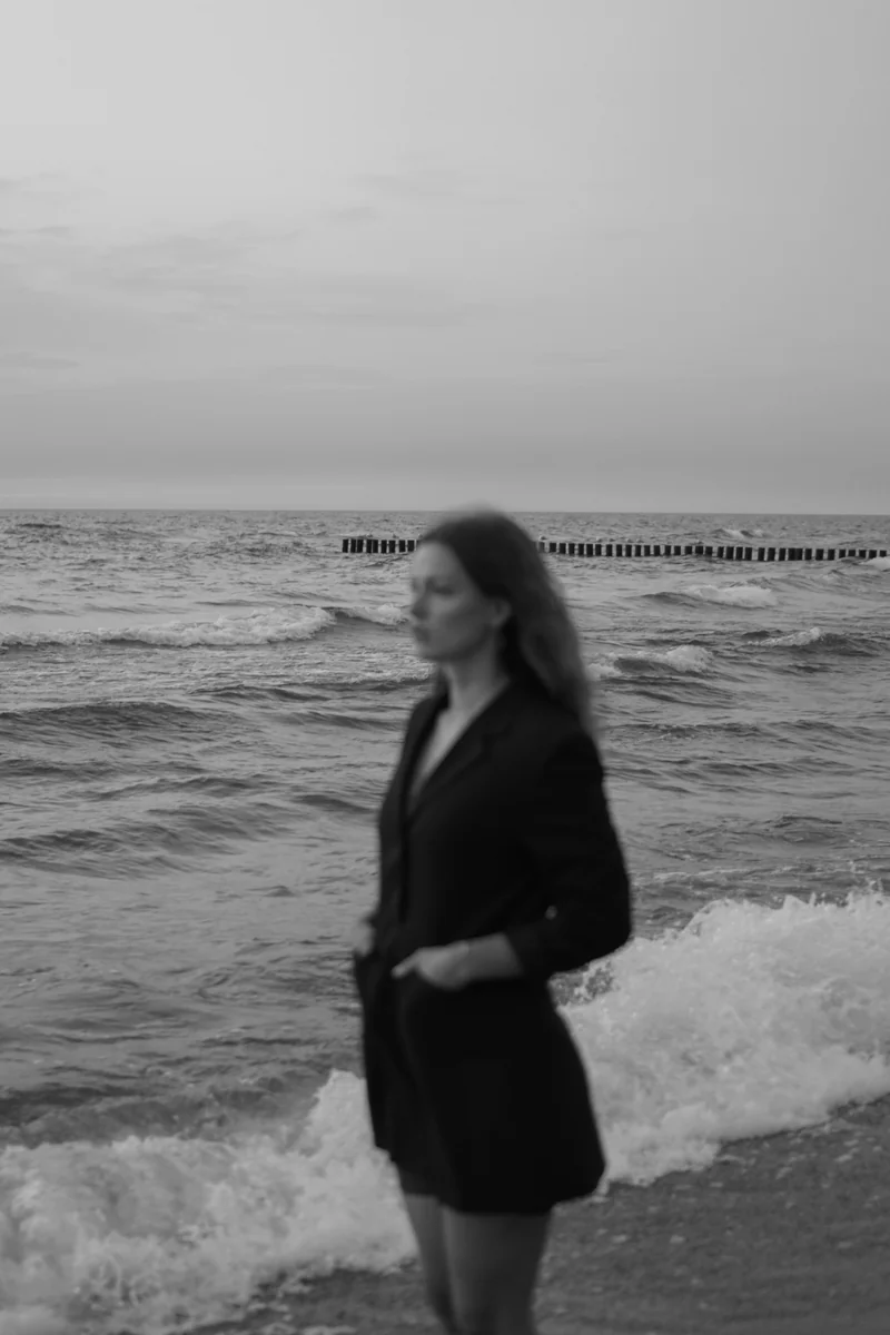 assets/7-woman-beach-bw
